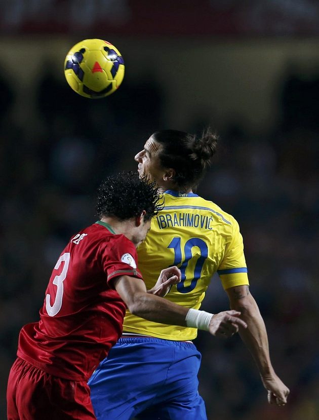 Švédský forvard Zlatan Ibrahimovic (vpravo) v souboji s Portugalcem Pepém v barážovém utkání o postup na MS.