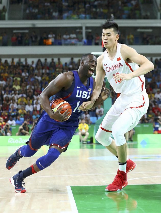 Podle očekávání pochází nejvyšší sportovec na olympiádě z řad basketbalistů. Číňan Li Mu-chao měří 218 centimetrů.