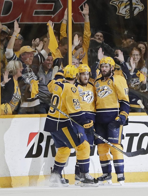 Roman Josi (59) a Mike Fisher (12) z Nashvillu gratulují ke gólu spoluhráči Viktoru Arvidssonovi (38).