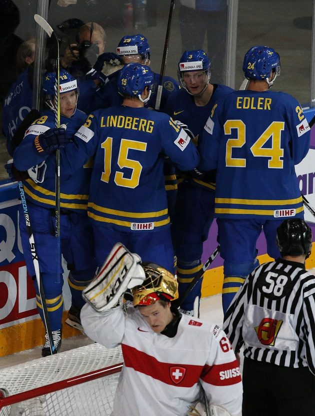 Švédská radost. Nicklas Bäckström slaví se spoluhráči svůj vedoucí gól ve čtvrtfinále proti Švýcarsku.