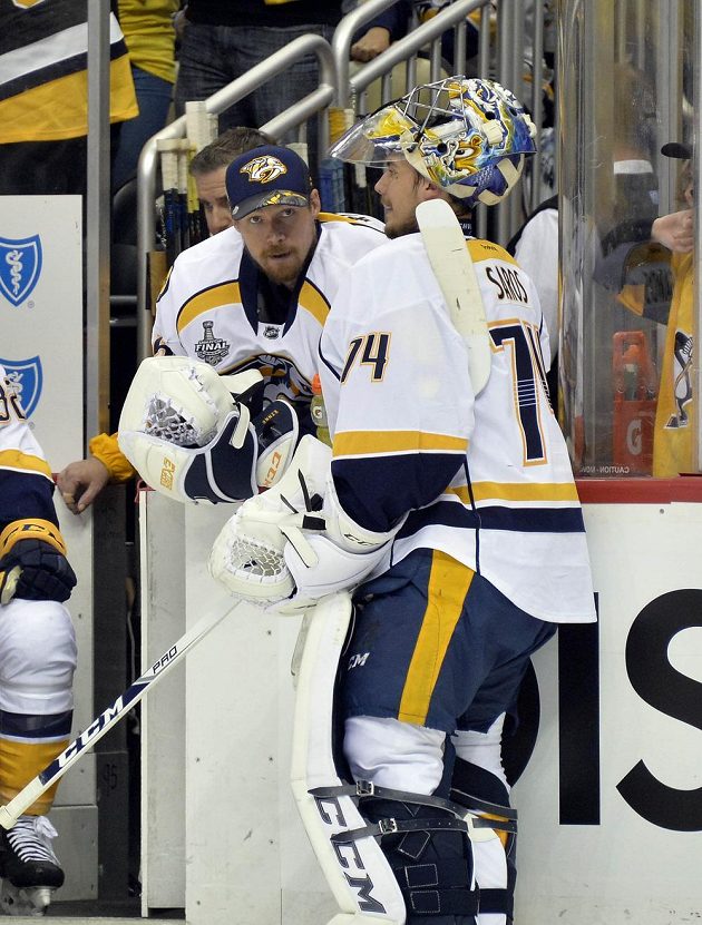 Brankář Nashvillu Juuse Saros (74) a jeho kolega Pekka Rinne (35) při pátém finále Stanley Cupu s Pittsburghem.
