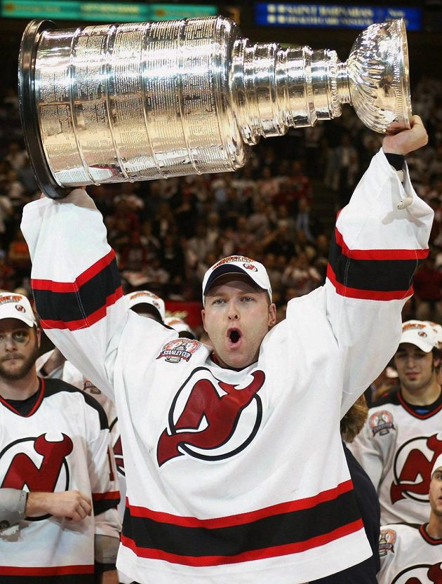 Martin Brodeur se v roce 2003 raduje ze zisku Stanleyova poháru. Třetího ve své kariéře.