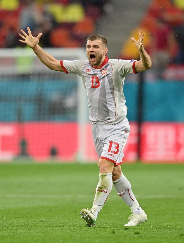 Fotbalový reprezentant Severní Makedonie Stefan Ristovski reaguje během utkání EURO.