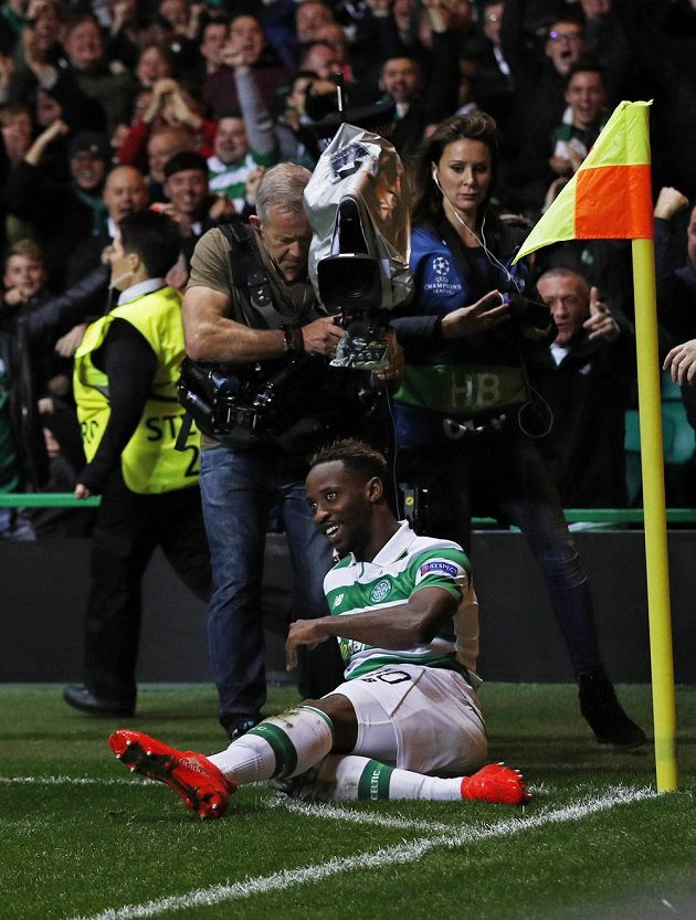 Útočník Celtiku Moussa Dembélé slaví gól proti Manchesteru City v zápase Ligy mistrů.