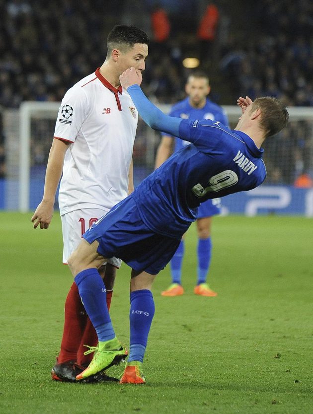 Útočník Leicesteru Jamie Vardy padá po potyčce se Samirem Nasrim (vlevo) ze Sevilly.