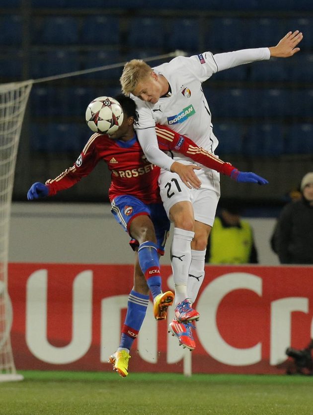 Plzeňský stoper Václav Prochazka (vpravo) ve vzdušném souboji s Ahmedem Musou.