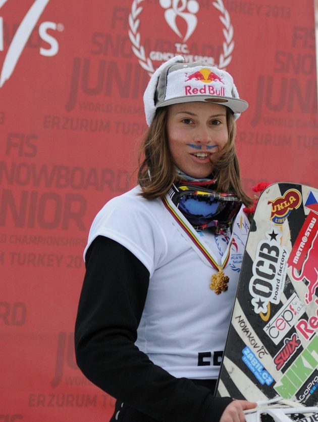 Eva Samková s obligátním namalovaným knírkem po třetím triumfu na juniorském mistrovství světa.