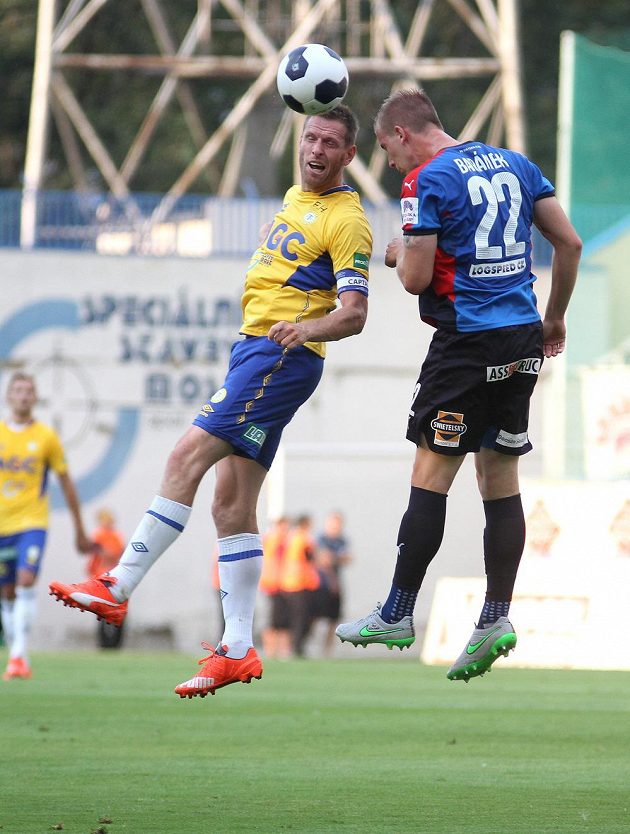 Teplický záložník Štěpán Vachoušek v hlavičkovém souboji se stoperem Plzně Janem Baránkem.