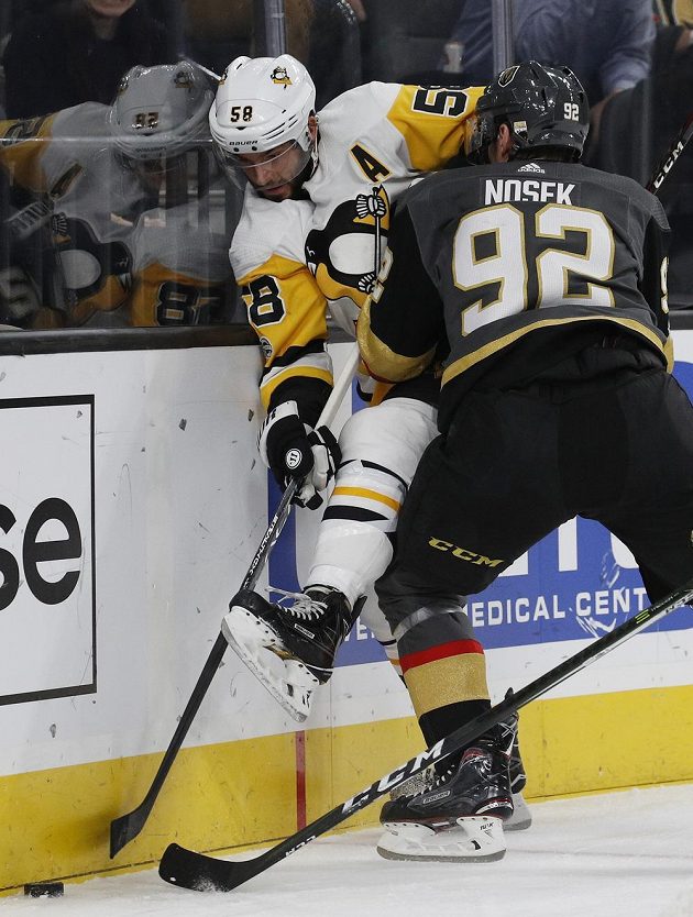 Český hokejista Tomáš Nosek z týmu Vegas Golden Knights v souboji s obráncem Pittsburghu Penguins Krisem Letangem.
