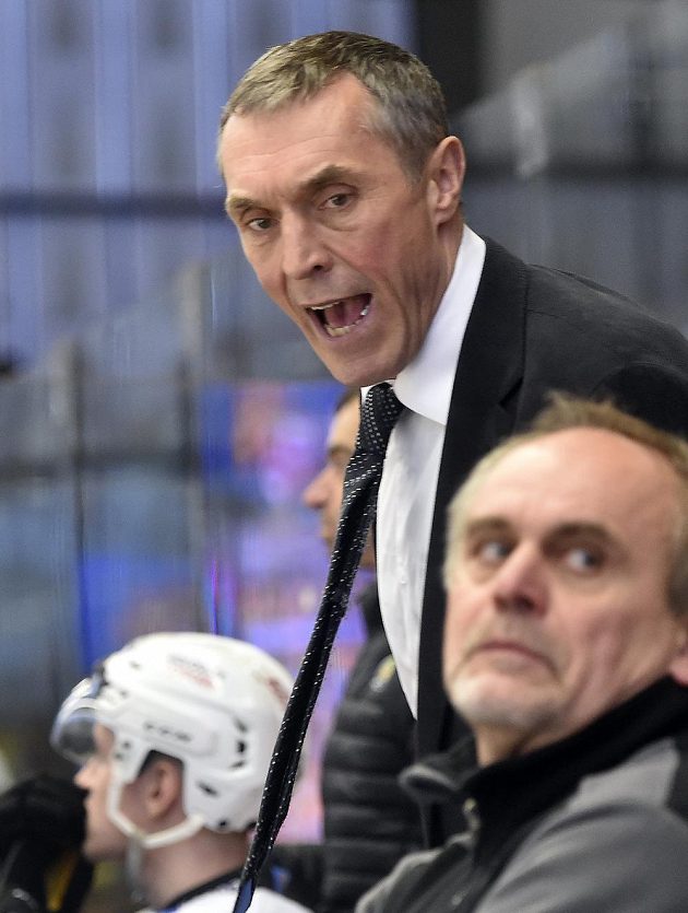 Trenér Karlových Varů Jan Tlačil během utkání 5. kola baráže o hokejovou extraligu mezi HC Dukla Jihlava a HC Energie Karlovy Vary.