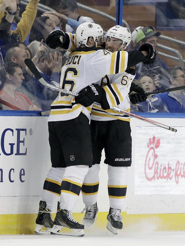 Český útočník David Krejčí (vlevo, s číslem 46) slaví gól Bostonu v utkání NHL proti Tampě Bay Lightning.