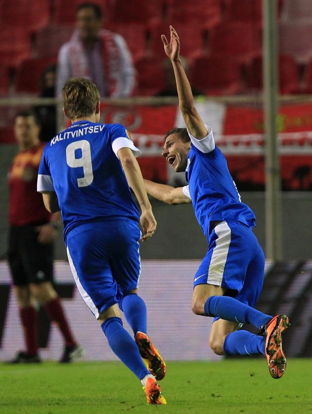 Vladislav Kalitvincev běží ke střelci vyrovnávacího gólu v Seville Davidu Pavelkovi (vpravo).