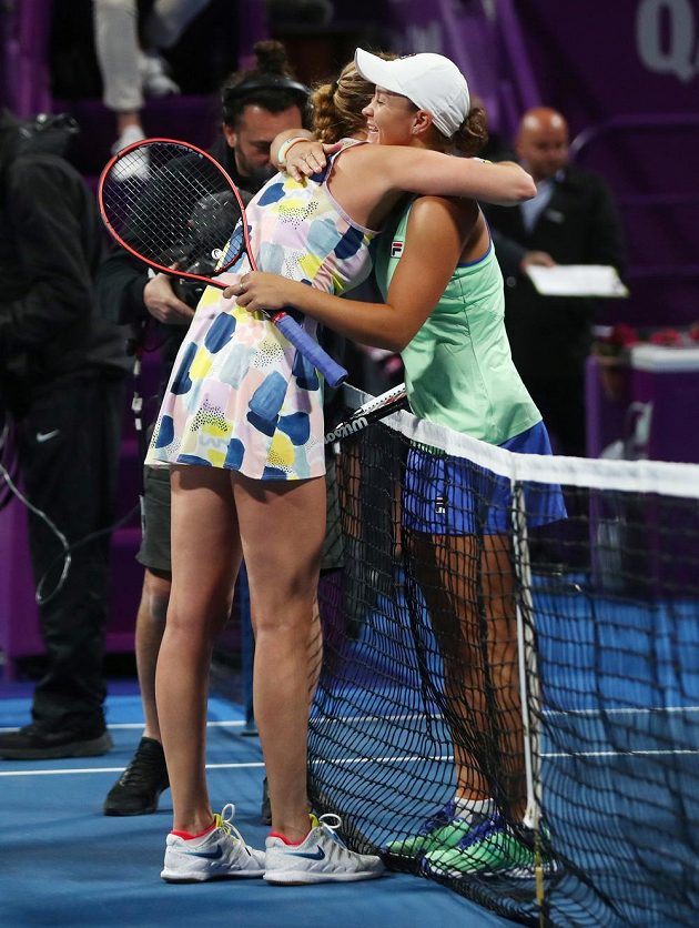 Česká tenistka Petra Kvitová v objetí s Ashleigh Bartyovou po vítězství v semifinále v Dauhá.