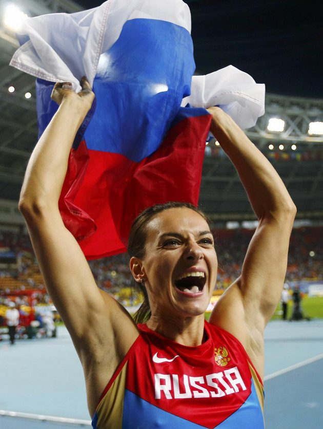 Ruská tyčkařská legenda Jelena Isinbajevová slaví svůj světový triumf v Moskvě.