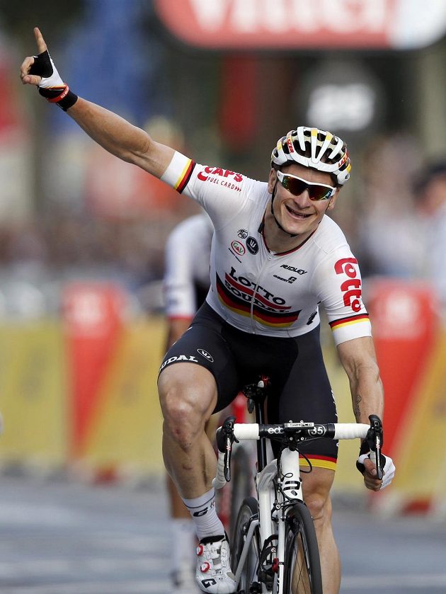 Němec André Greipel se raduje z vítězství v poslední 21. etapě Tour de France.