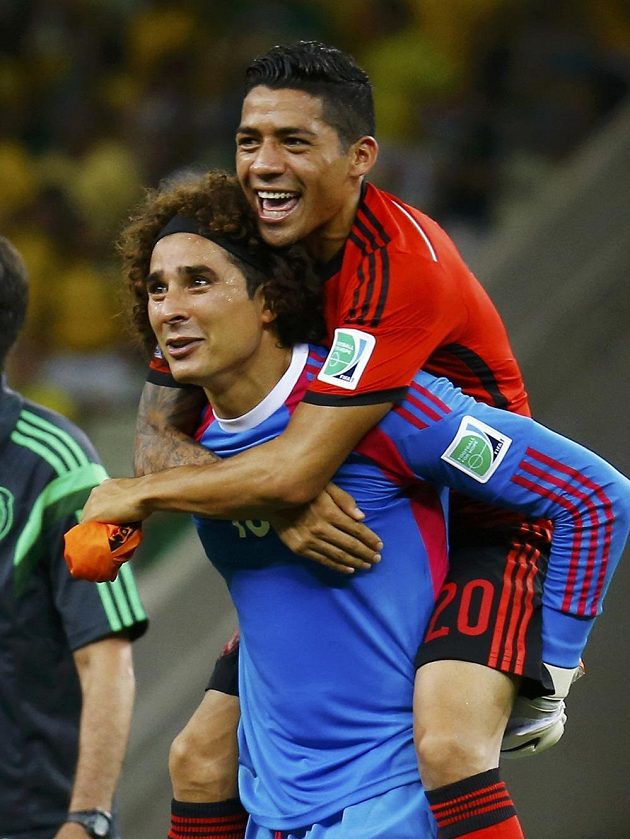 Štastný brankář Mexika Guillermo Ochoa vychytal na MS už druhé čisté konto. Vpravo je jeho spoluhráč Javier Aquino.