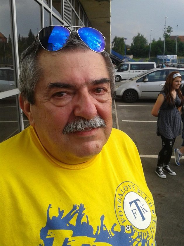 Teplický fanoušek Břetislav Kudrnáček přišel na stadión uctít památku ředitele klubu Františka Hrdličky, který v sobotu dopoledne zemřel ve věku 57 let.