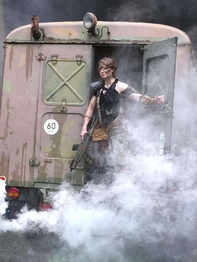 Vzpěračky fotí kalendář na rok 2021 v postapo stylu