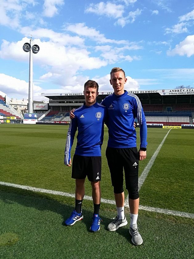 Fotbalisté Ondřej Hapal (vlevo) a Radek Látal na trávníku Androva stadionu v Olomouci.