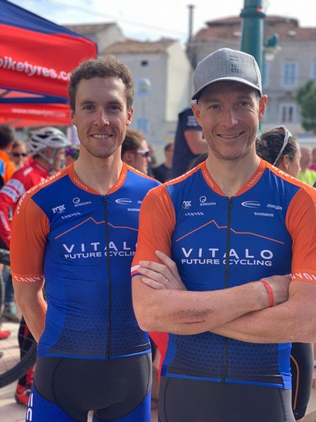 Kristian Hynek z týmu Vitalo Future Cycling a jeho týmový parťák Martin Stošek (vlevo).