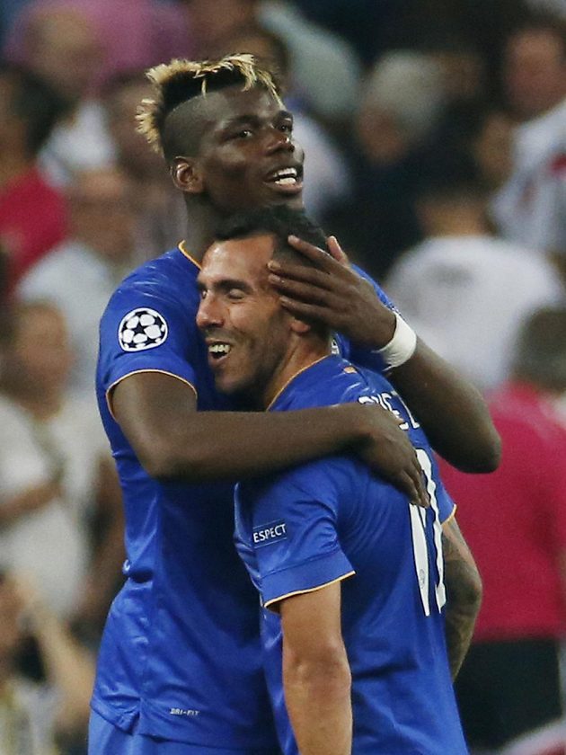 Opory Juventusu Paul Pogba a Carlos Tévez se radují z postupu do finále Ligy mistrů.