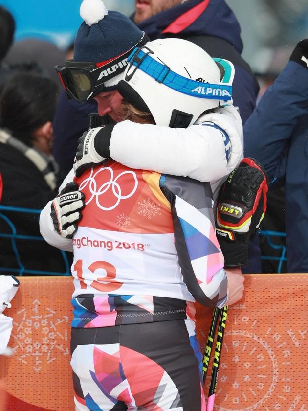 Českou skikrosařku Nikol Kučerovou utěšoval v cíli jeden z jejích trenérů Vladimír Augusta.