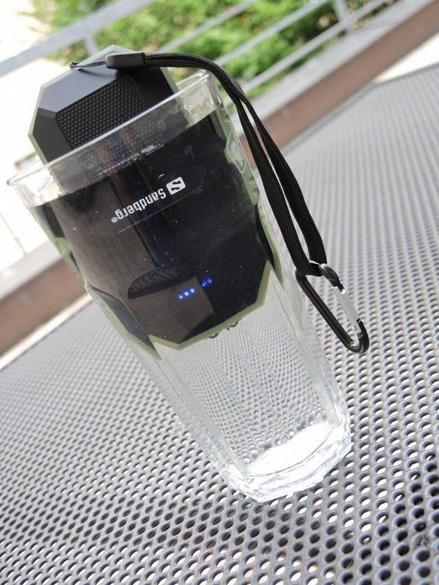 Odolná powerbanka Sandberg Waterproof Powerbank 6000 - svítí a bliká i pod vodou.