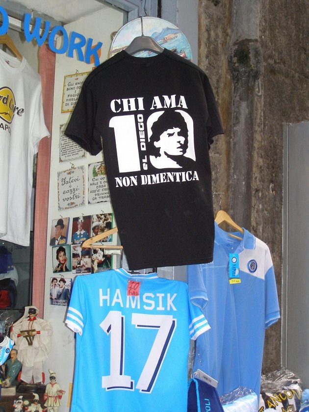 Maradonova podobizna je na řadě triček v obchodech v centru Neapole.