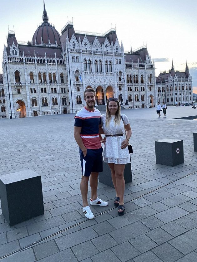 Záložník Jakub Plšek s manželkou na prohlídce Budapešti.