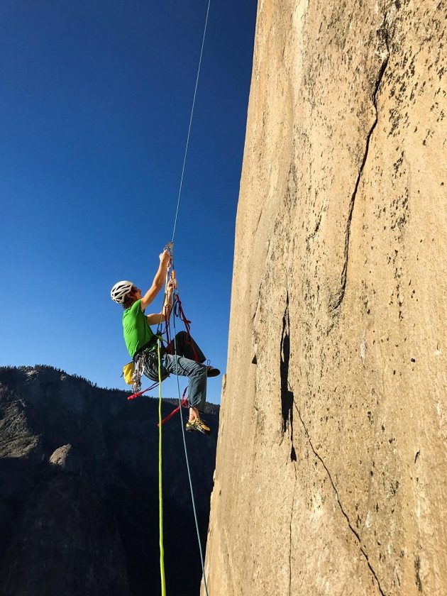 Lezec Adam Ondra stoupá po Dawn Wall.