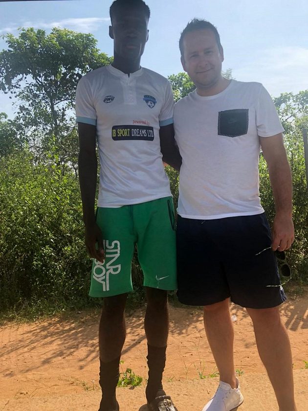 Manažer IFM-M Daniel Smejkal se stoperem Musou, kterého si vybral na podzim v Nigérii.