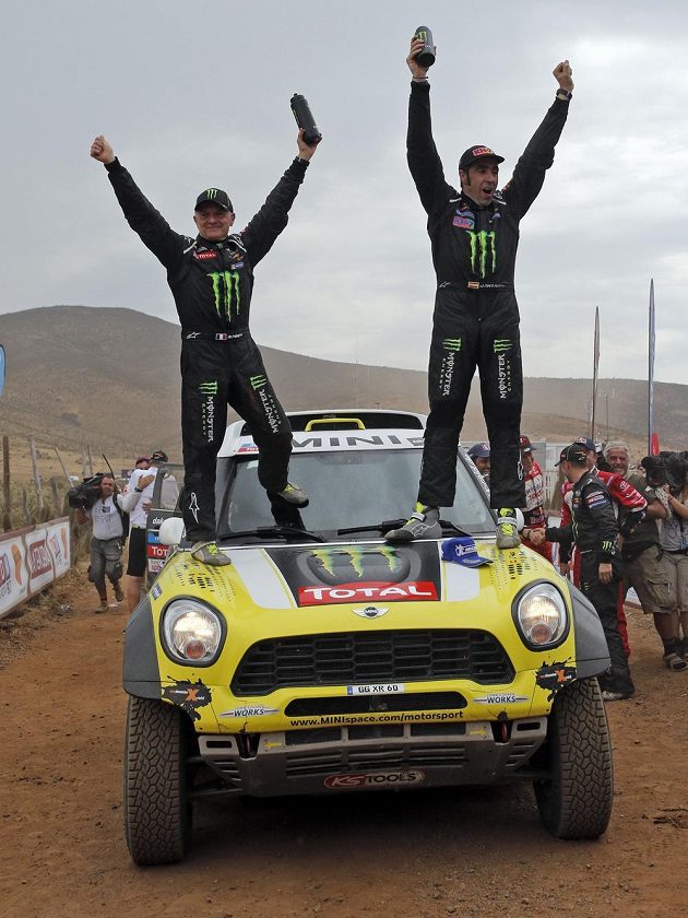 Španěl Nani Roma (vpravo) a jeho spolujezdec Michel Perin z Francie slaví ve Valparaisu na voze Mini triumf na Rallye Dakar.