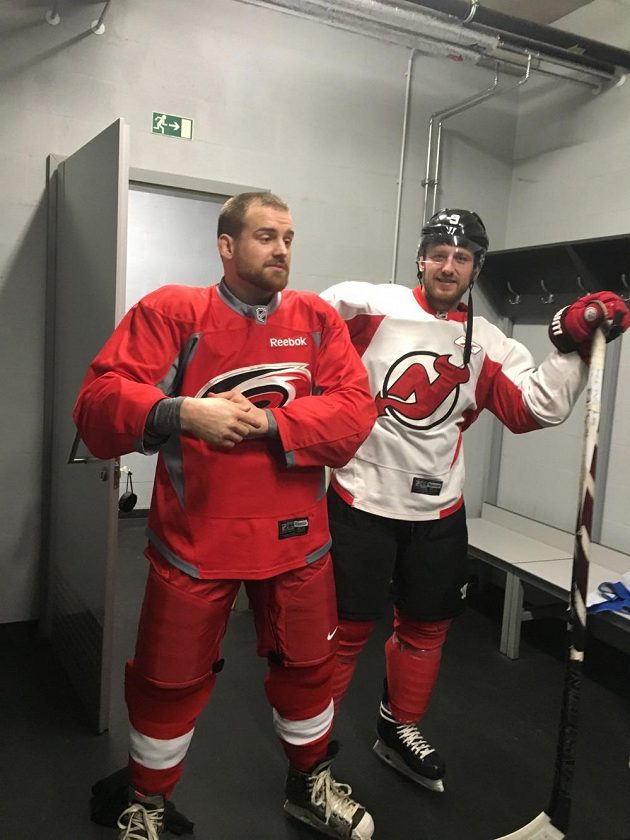 Patrik Kincl (vlevo) a Jiří Tlustý vyráží na led.