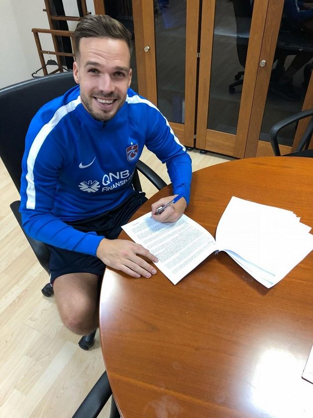 Filip Novák se právě upisuje Trabzonsporu...