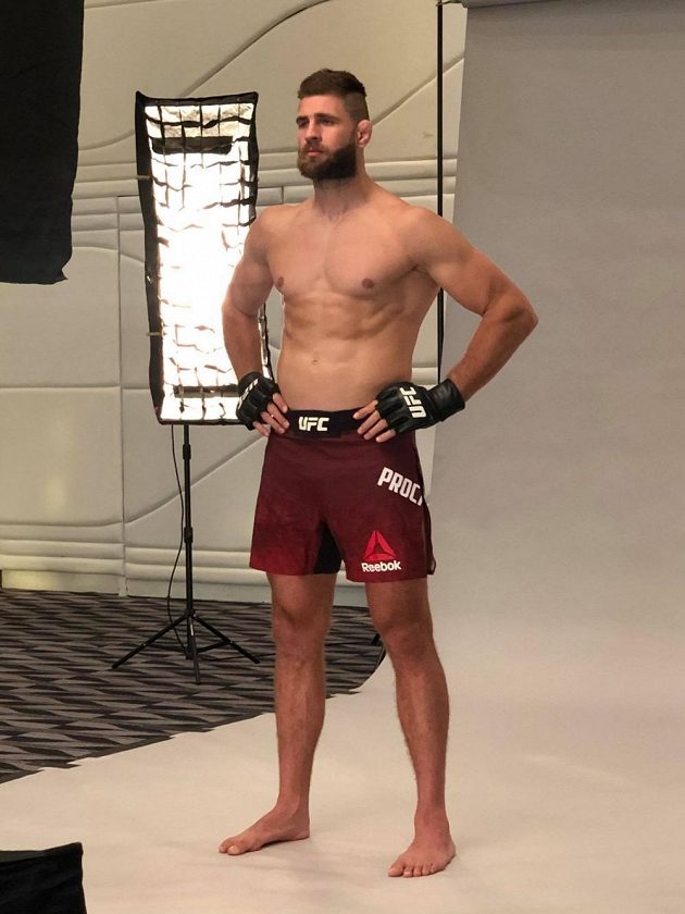 Jiří Procházka pro focení před premiérou v UFC v Abú Zabí.