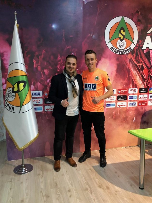 Josef Šural již oblékl oranžový dres Alanyasporu, vlevo jeho zástupce David Zíka.