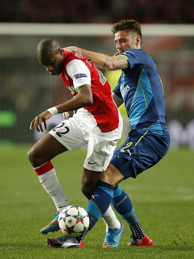 Útočník Arsenalu Olivier Giroud (vpravo) v souboji se záložníkem Monaka Geoffreyem Kondogbiou.