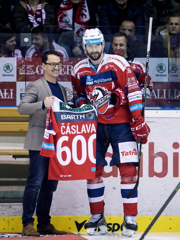 Petr Čáslava dostal před zápasem dres s číslem 600, vlevo primátor Pardubic Martin Charvát.