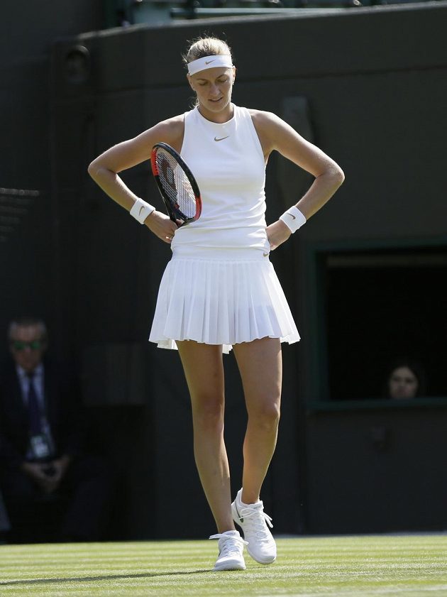 Trápení a trápení. Petra Kvitová na letošní Wimbledon nebude mít dobré vzpomínky.