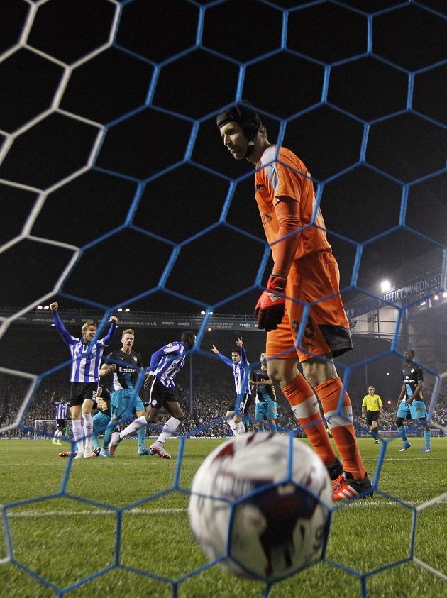 Lucas Joao dává druhý gól Sheffieldu Wednesday, v popředí překonaný Petr Čech v brance Arsenalu.