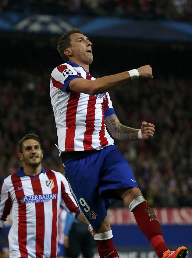 Chorvatský útočník ve službách Atlétika Madrid Mario Mandžukič se raduje z hattricku, který vstřelil v Lize mistrů v souboji s Olympiakosem Pireus.