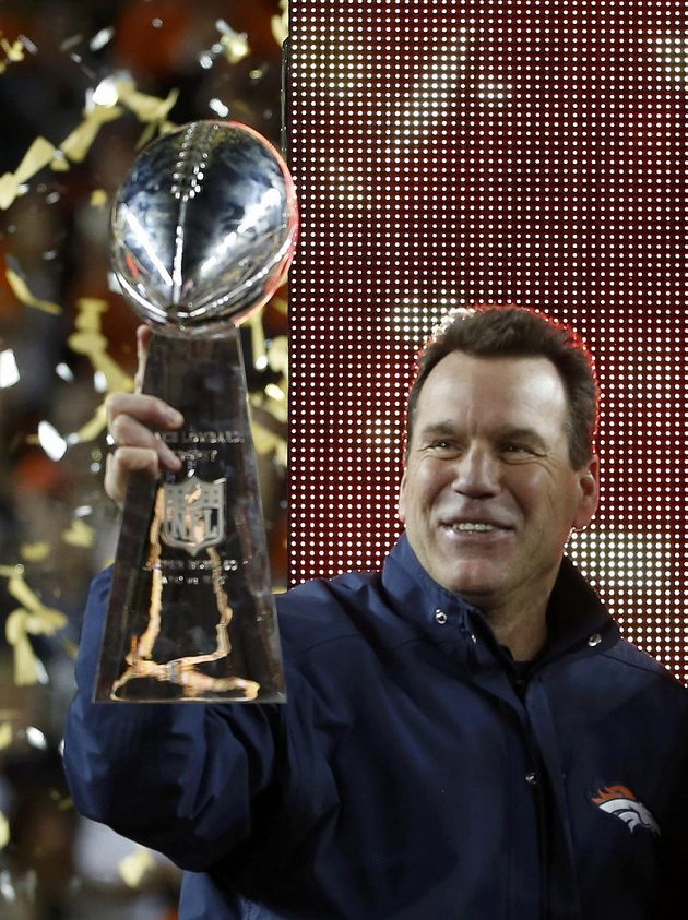 Hlavní kouč Denveru Gary Kubiak s Vince Lombardi Trophy poté, co jeho tým zdolal ve finále NFL Carolinu.