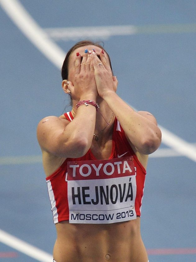 Zuzana Hejnová se raduje z vítězství ve finálovém závodě na 400 m překážek na MS v Moskvě.