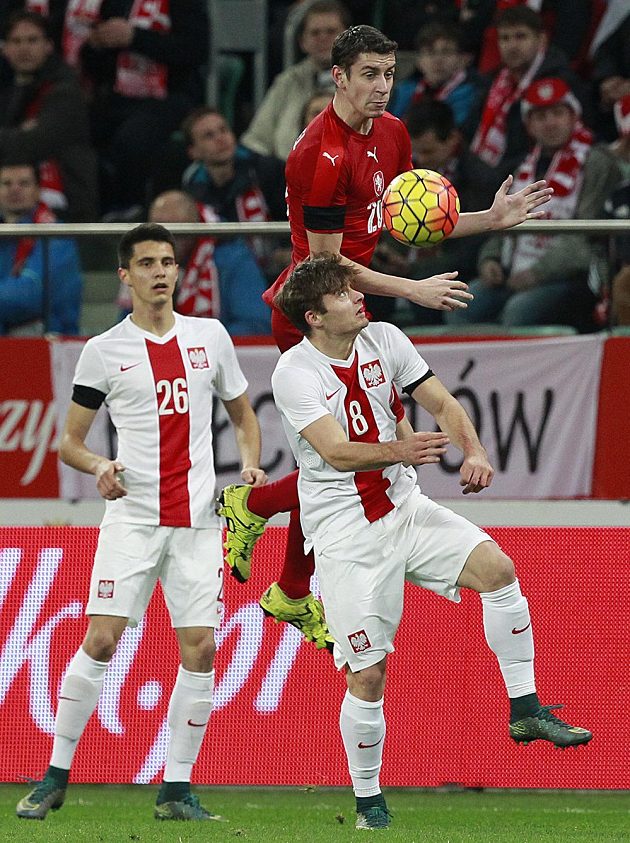 Polští fotbalisté Bartosz Kapustka (vlevo) a Karol Linetty stíhají Ondřeje Zahustela v přípravném duelu ve Vratislavi.