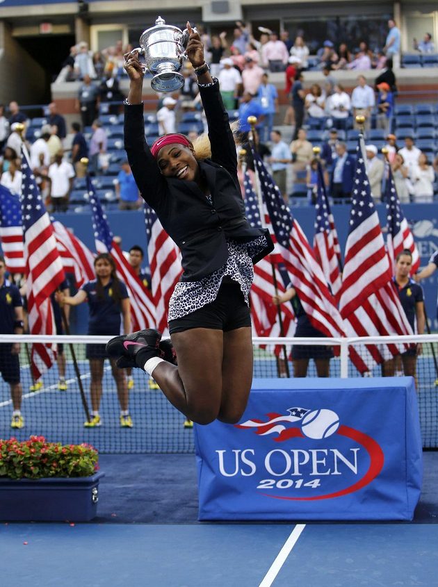 Triumfální poskočení Sereny Williamsové po vítězství na US Open. Americká hráčka vyhrála grandslam v New Yorku už pošesté.