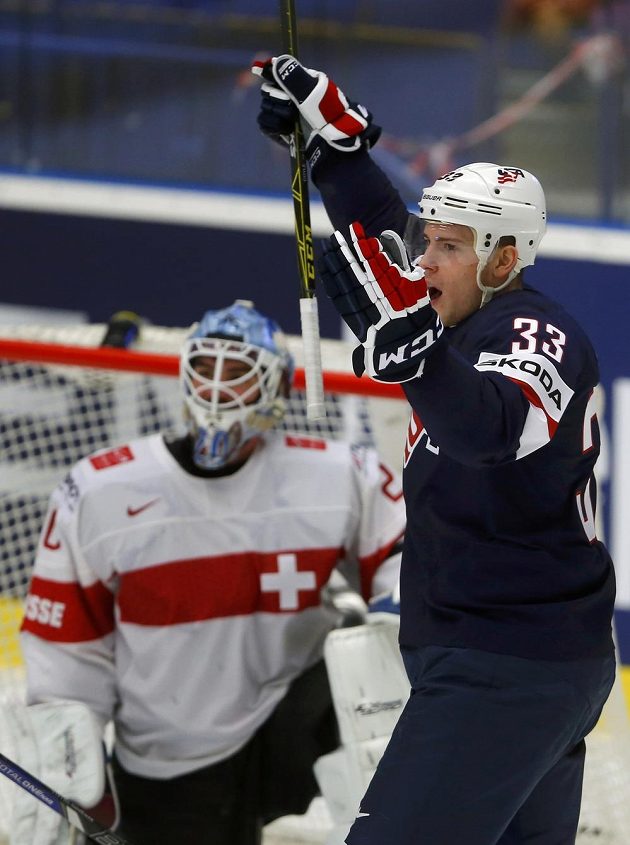 Američan Charlie Coyle se raduje z branky, kterou vstřelil švýcarskému brankáři Reto Berrovi.