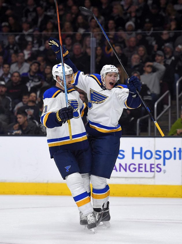 Dmitrij Jaškin (vpravo) se po návratu do dresu St. Louis rychle gólově prosadil, jásá s ním Patrik Berglund.