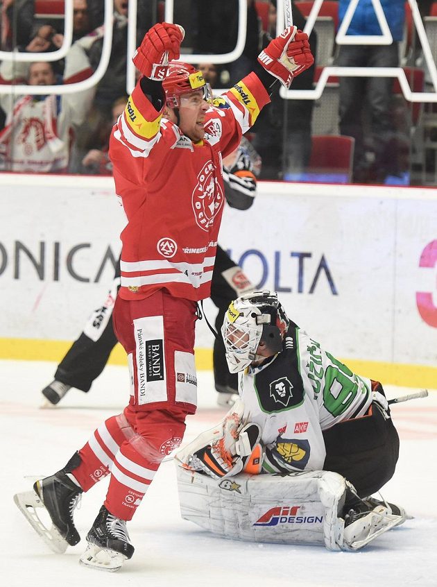 Jiří Polanský z Třince se raduje z vítězné branky, vpravo brankář Boleslavi Martin Růžička.