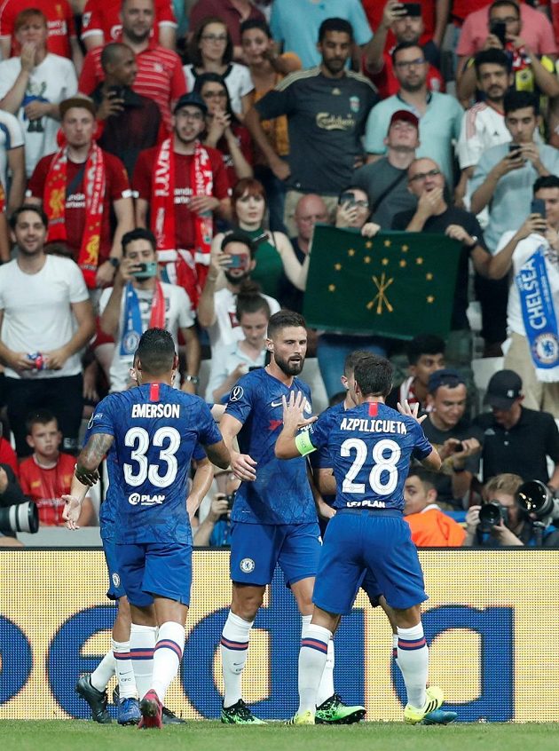 Olivier Giroud se raduje se spoluhráči z Chelsea poté, co dal vedoucí gól proti Liverpoolu.