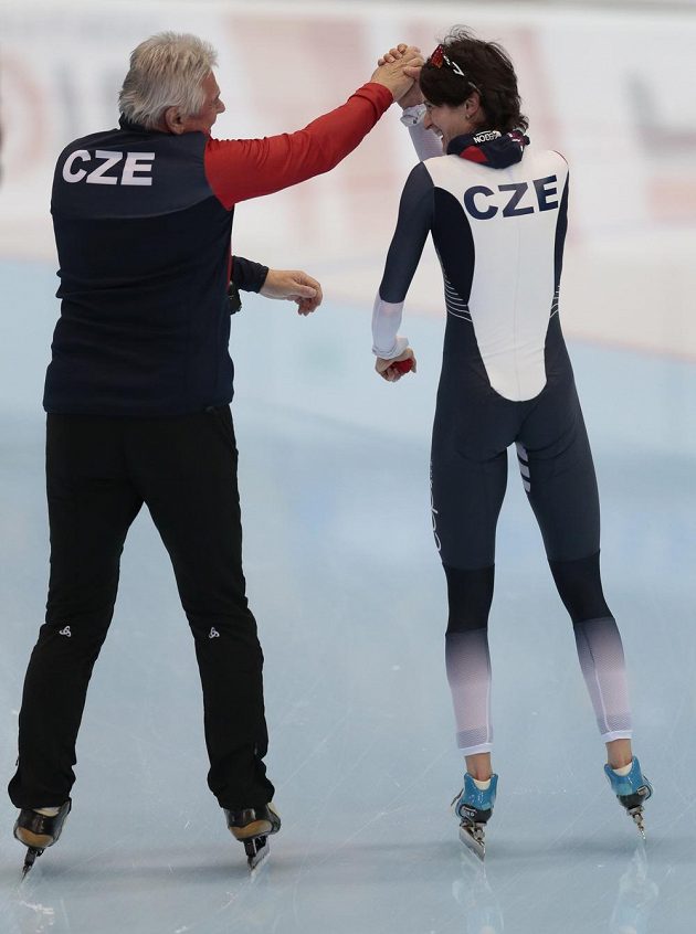 Česká rychlobruslařka Martina Sáblíková s trenérem Petrem Novákem po triumfu na MS v závodě na 5 km.